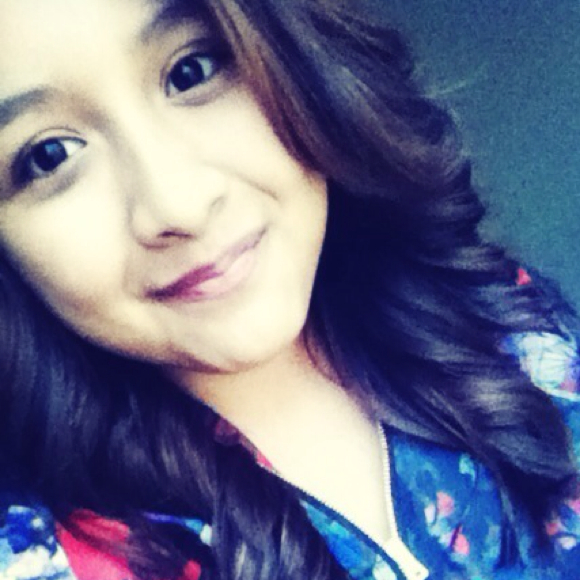 Profile Picture of Vanessa Mendoza (@vanessa2811) on Poshmark