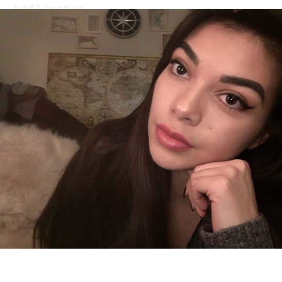 Profile Picture of Julia Ewen (@julsre) on Poshmark