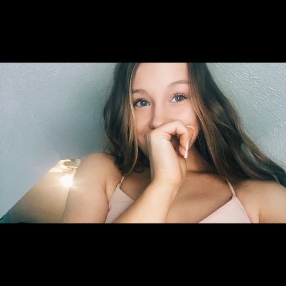 Profile Picture of Hanna Ellis (@19hellis) on Poshmark