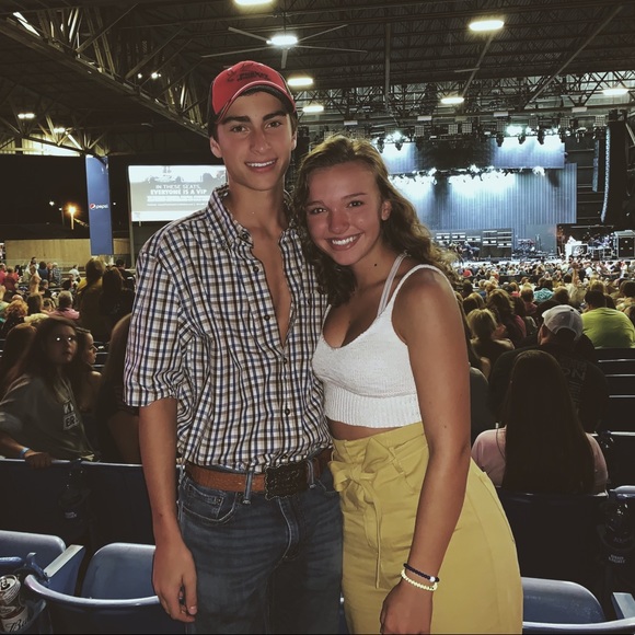 Profile Picture of Samantha Evanoff (@sammievanoff) on Poshmark