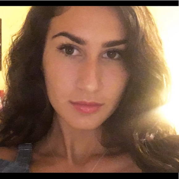 Profile Picture of Sara Aghayeva (@saraaghayeva) on Poshmark