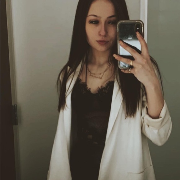 Profile Picture of Amanda Larue (@laruelulu) on Poshmark