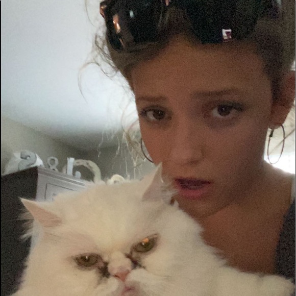 Profile Picture of Alana Mendonca (@graciemendo8) on Poshmark