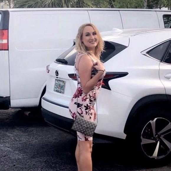 Profile Picture of Amanda Stoliker (@astoliker) on Poshmark