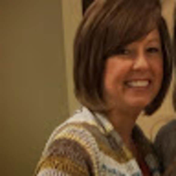 Profile Picture of Kim Renshaw (@krenshaw05) on Poshmark