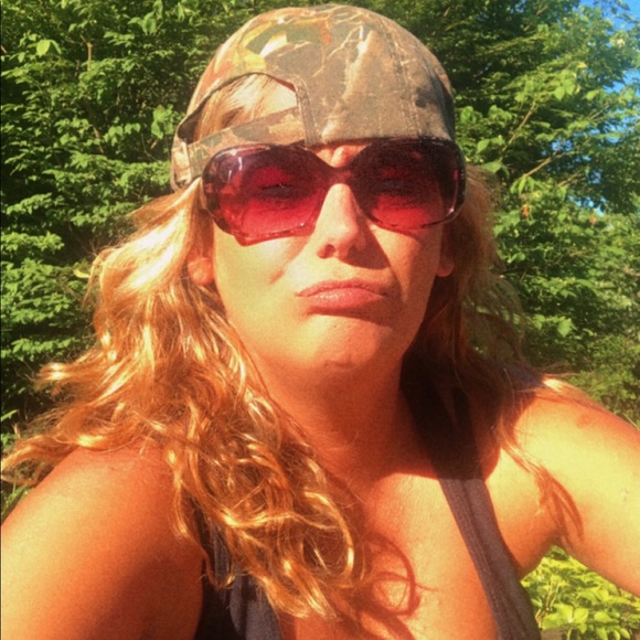 Profile Picture of Laura Scheier (@laurascheier) on Poshmark