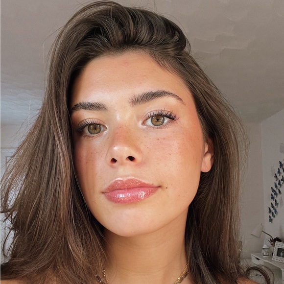 Profile Picture of Tina Philippides (@tinaphilippides) on Poshmark