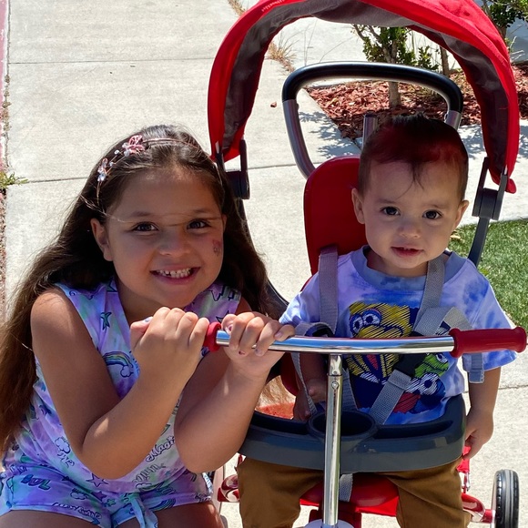 Profile Picture of Yazmeen Abasolo (@7solo) on Poshmark