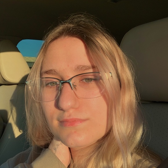 Profile Picture of Abby Schultz (@coolioabby) on Poshmark