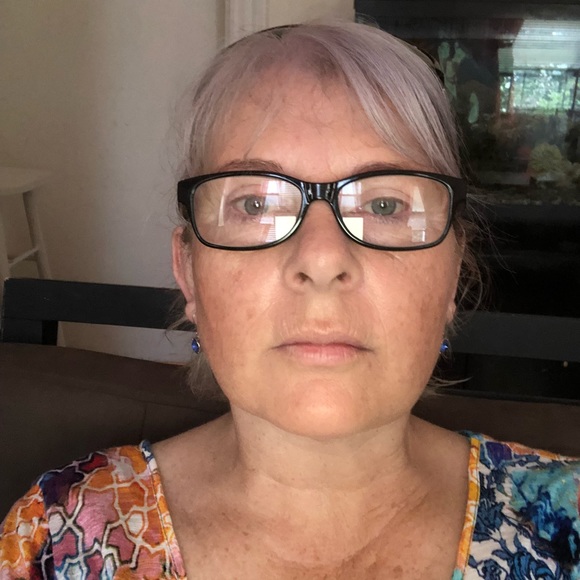 Profile Picture of Angela Mullane (@angiestuff04) on Poshmark