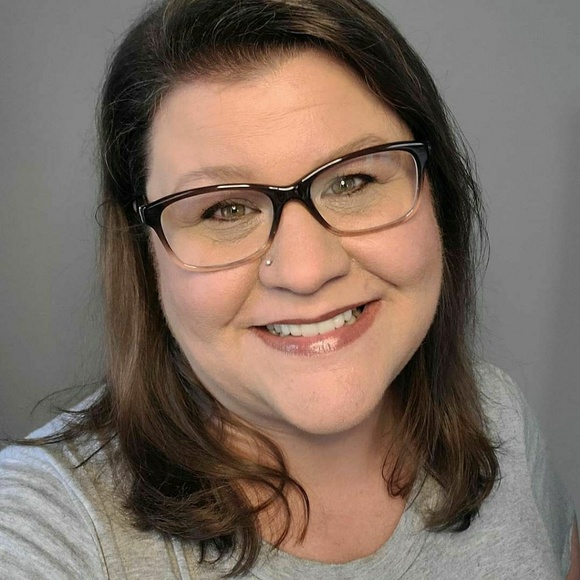 Nickie Andresen - Poshmark Profile Picture of Nickie Andresen (@nickieandresen) on Poshmark