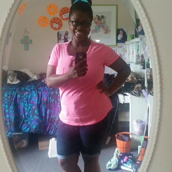 Profile Picture of Alicia Roberts (@molding_leesh) on Poshmark