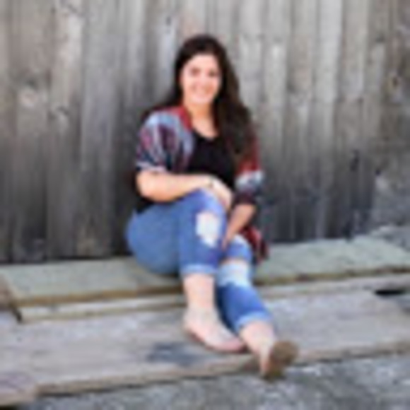 Profile Picture of Victoria Rodrigues (@victoriarodr186) on Poshmark
