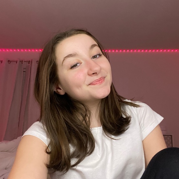 Profile Picture of Aliana Pavao (@aliana_pavao) on Poshmark