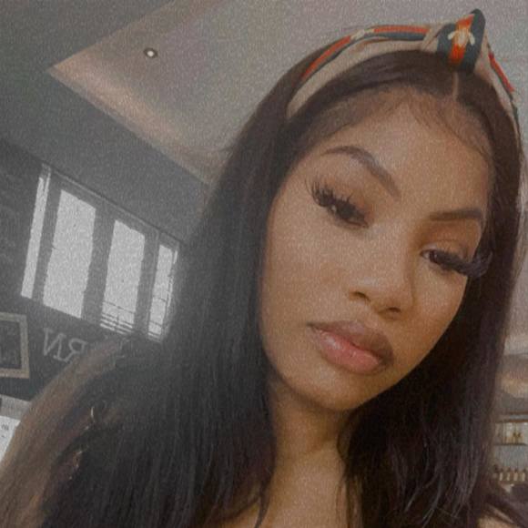 Profile Picture of Tiana Diggles (@tianabrasheaa) on Poshmark