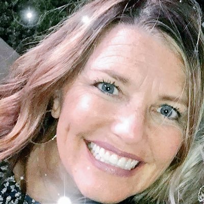 Profile Picture of Stephanie Kinsella (@RiddleReads) on Twitter