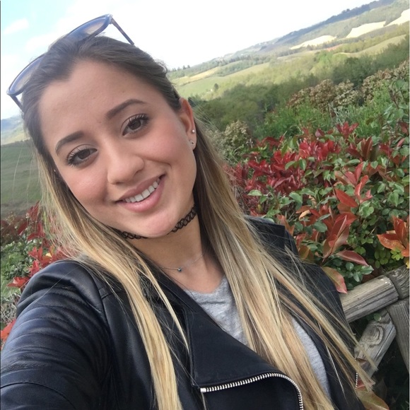 Profile Picture of Nicolle Centrella (@ncentrella) on Poshmark