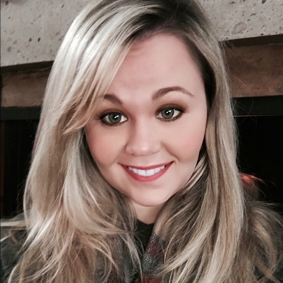 Profile Picture of Olivia Upham (@obeckupham) on Poshmark