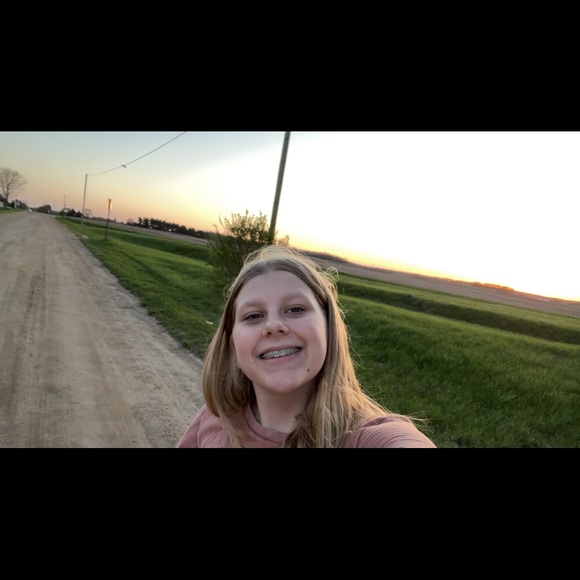 Profile Picture of Taylor Sowles (@taylorsowles) on Poshmark