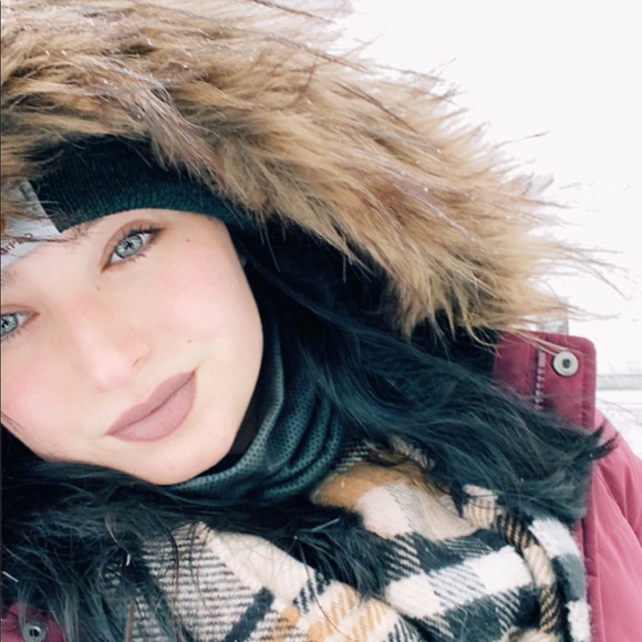 Profile Picture of Gabrielle Redding (@gabbredding15_) on Poshmark