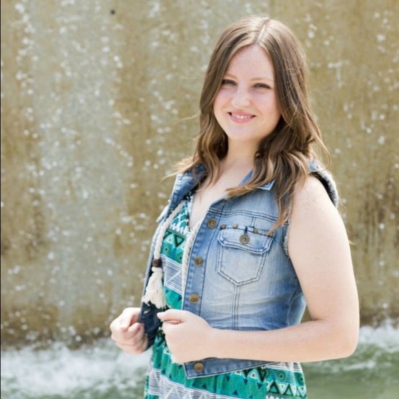 Profile Picture of Sarah James (@sarahspace33) on Poshmark