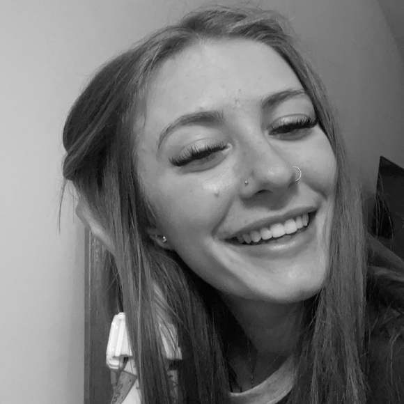 Profile Picture of Loralai Bates (@loralaibates) on Poshmark