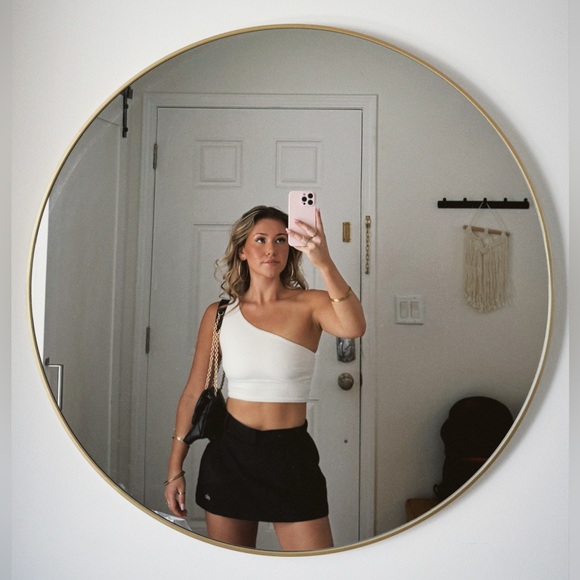 Profile Picture of Liv Panarella (@livleilani) on Poshmark