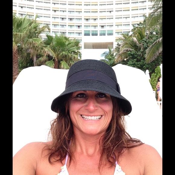Profile Picture of Carrie Kuhr (@carriekuhr) on Poshmark