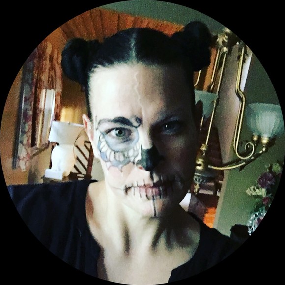 Profile Picture of Robin Mccarthy (@bunnehfeets) on Poshmark