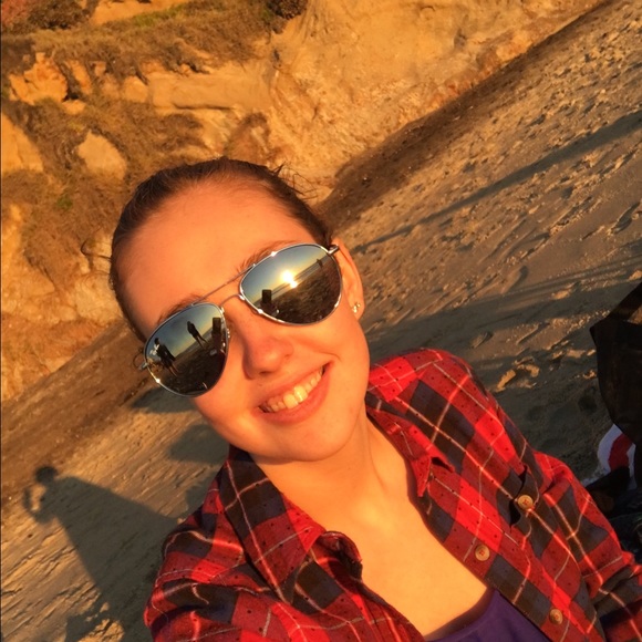 Profile Picture of Catherine Oberholzer (@ctherese071) on Poshmark