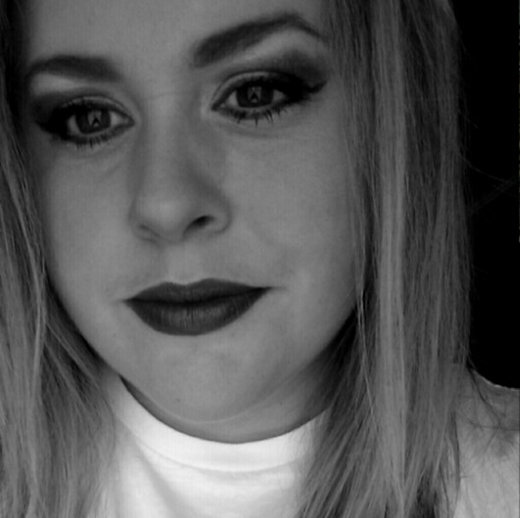 Profile Picture of Danielle Roberts (@daniellrob) on Poshmark