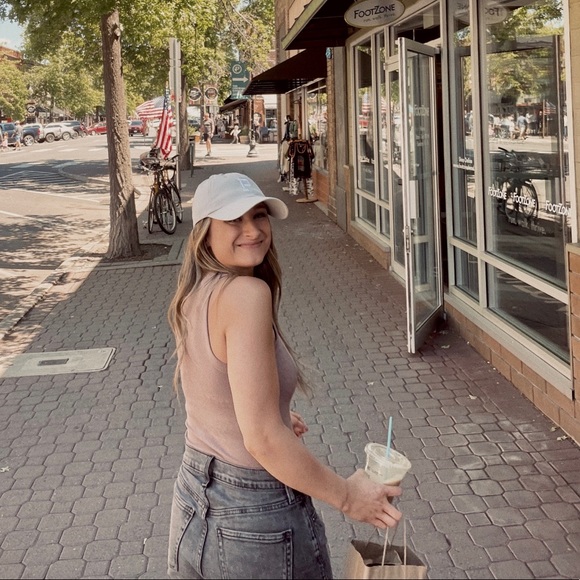 Profile Picture of Jenna Paulsen (@jennagulli23) on Poshmark