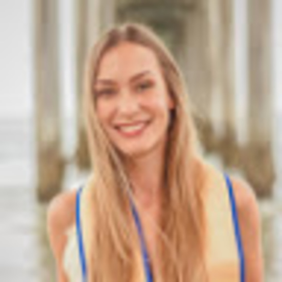 Profile Picture of Danielle Gelsinger (@dgelsing) on Poshmark