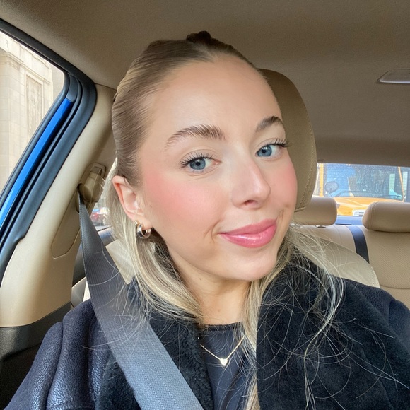 Profile Picture of Hannah Sutherland (@h_sutherland) on Poshmark