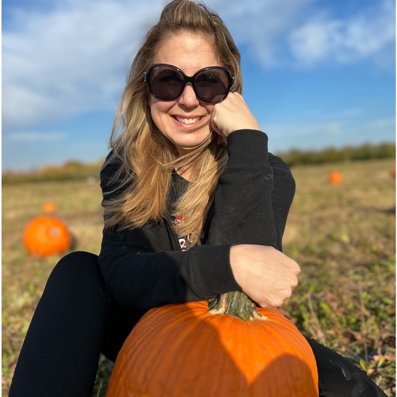 Profile Picture of C Weber (@cweber248) on Poshmark