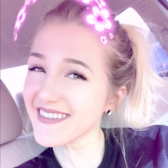 Profile Picture of Kari Ruschmeyer (@kariruschmeyer) on Poshmark