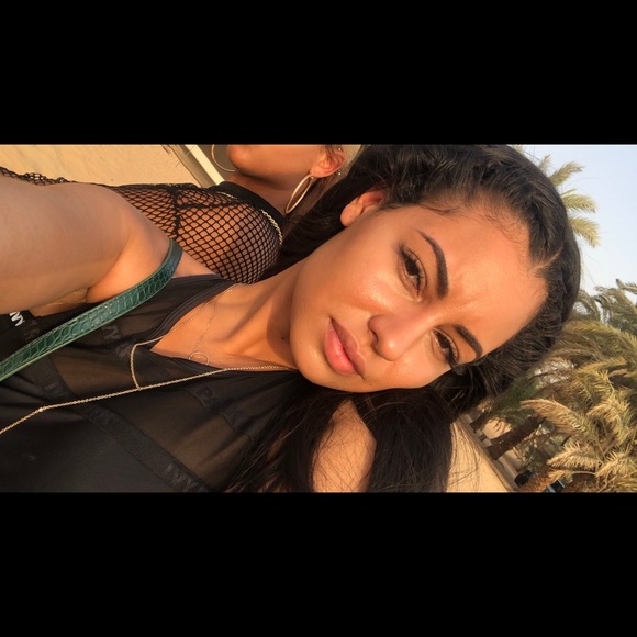 Profile Picture of Yonnie Goudelock (@yonni305) on Poshmark