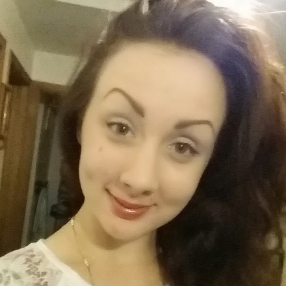 Profile Picture of Leanna Corradine (@lcorradine) on Poshmark