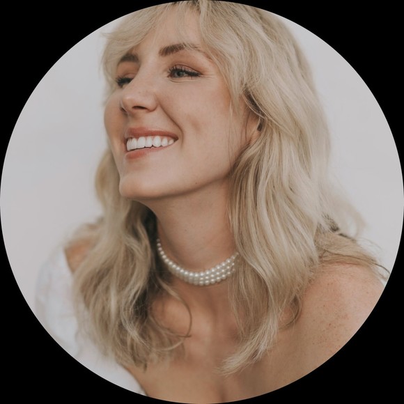 Profile Picture of Ashlee Huff (@ashleeb1234) on Poshmark