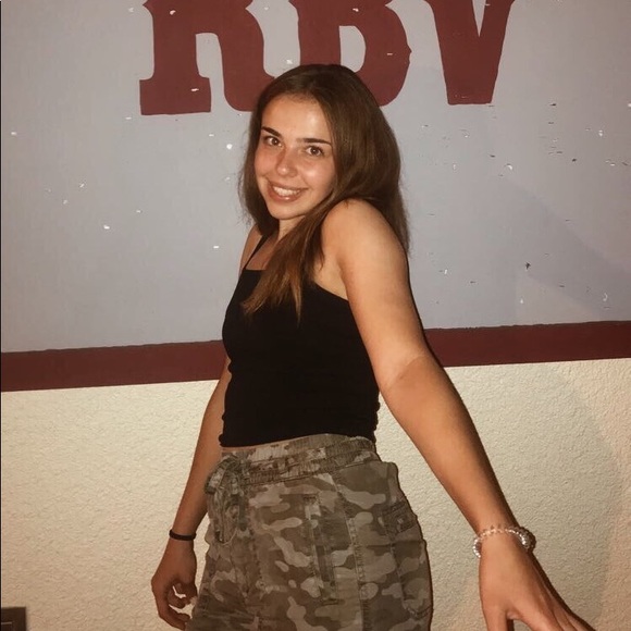 Profile Picture of Julia Deciutiis (@juliadeciutiis) on Poshmark