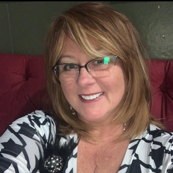 Profile Picture of Jo Armstrong (@joarmstrong36) on Poshmark