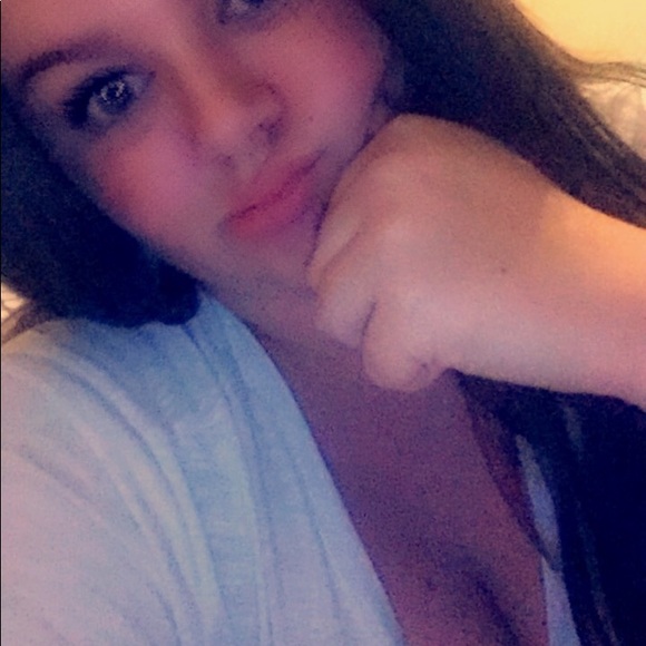 Profile Picture of Kylie Fetters (@kyfetters) on Poshmark