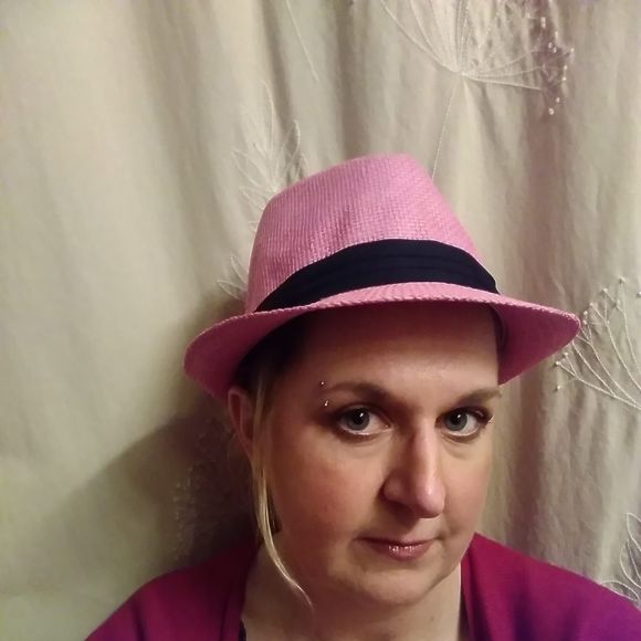 Profile Picture of Bernice Wiger (@bernicewiger) on Poshmark