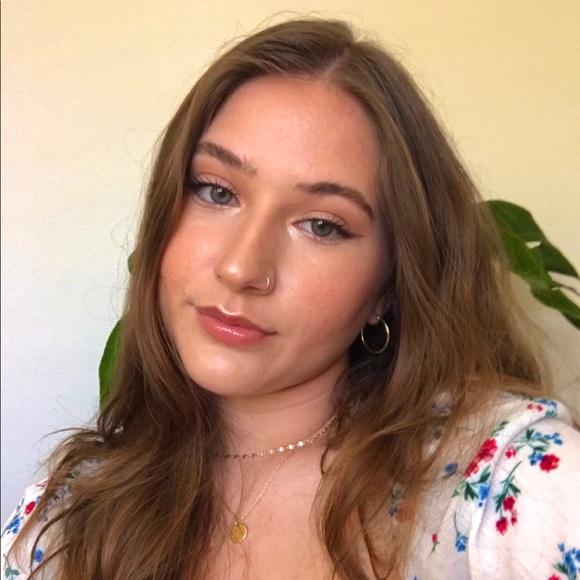 Profile Picture of Allie Aprahamian (@allieshea17) on Poshmark