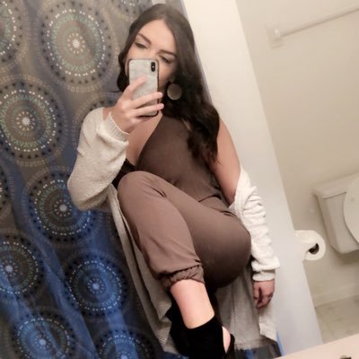 Profile Picture of Em (@emilyhelgeson) on Twitter