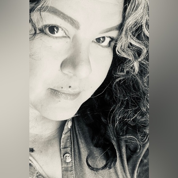 Profile Picture of Aracely Alvarez (@aracelyalvar341) on Poshmark