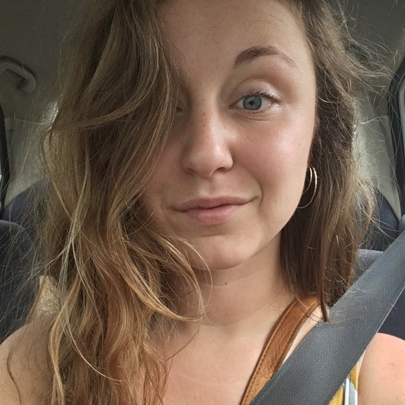 Profile Picture of Glynne Emmett (@missglynne) on Poshmark