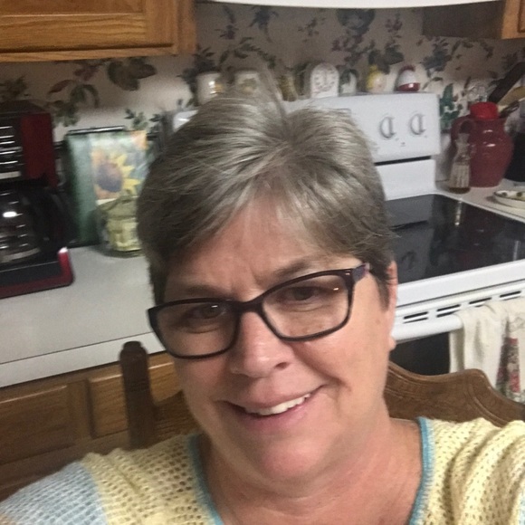 Profile Picture of Anne Hinshaw (@hinshaa) on Poshmark