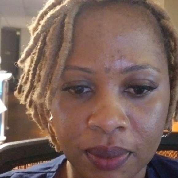 Profile Picture of Yvette Lindley (@yvetteako44) on Poshmark