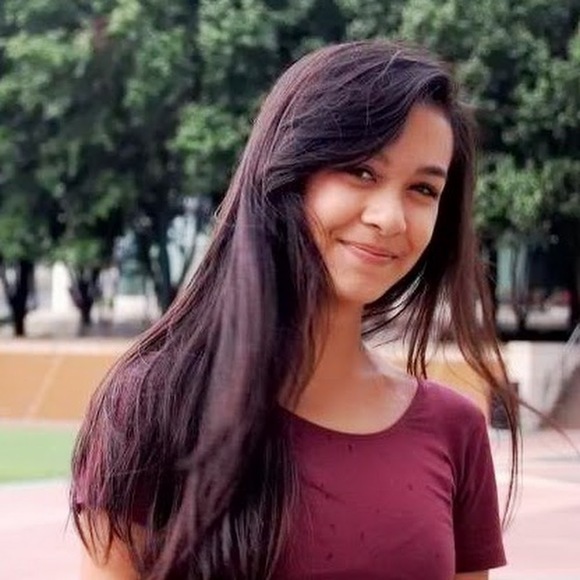 Profile Picture of Annelise Senkowski (@annelisecs) on Poshmark